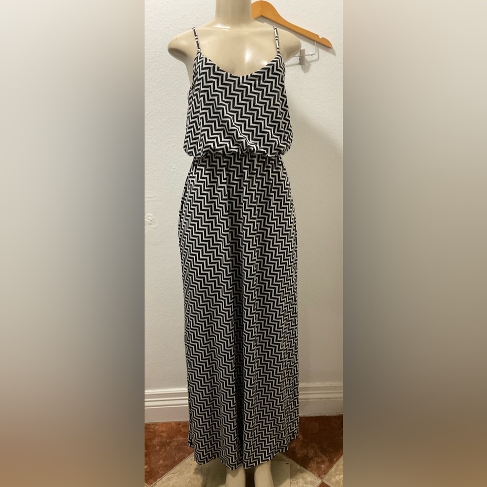 Bar III women’s Black and White Zigzag Maxi dress size M